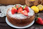 Бисквитный торт со сметанным кремом — эффектный и очень вкусный десерт