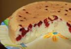 Bisküvi Lor Kremalı Kek Çilek ile: Adım Adım Tarif Lezzetli Kek Çilek Tarifi ile