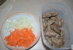 Lezzetli bir düet pişirme: yavaş bir tencerede patatesli buğulanmış tavuk ciğeri