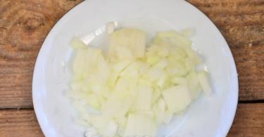 Kış için sebzeli uskumru salatası