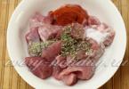Yunan tarzında fırında lezzetli domuz eti