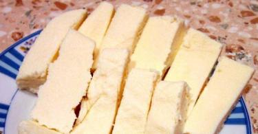 Süt ve kefirden yapılan ev yapımı peynir için kanıtlanmış ve orijinal tarifler