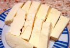 Süt ve kefirden yapılan ev yapımı peynir için kanıtlanmış ve orijinal tarifler
