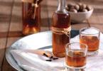 Geleneksel Rus ev yapımı alkollü içecekler: Tentürler Ev yapımı tentür veya pişmiş yiyecekler