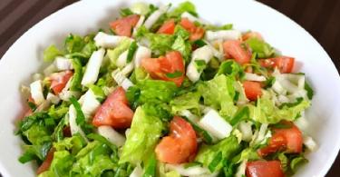 Domatesli Pekin lahanası salatası: domates ve lahana lokumu Pekin lahanası ve domates salatası