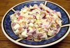 Kalamar ve yengeç çubuklu “Tsarsky” salatası Yengeç çubuklu kalamar salatası başka ne eklenebilir